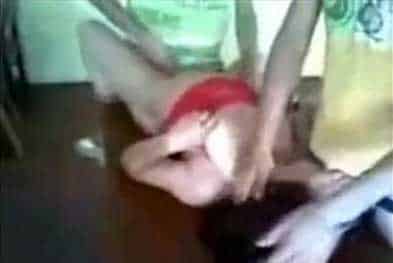comendo a amiga da escola na sala de aula