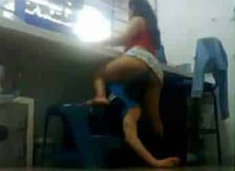 comendo a colega de trabalho atrás balcão