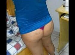 esposa de calcinha fio dental limpa casa