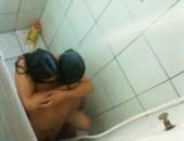 lavando a buceta novinha no banho