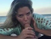 Mulher gulosa na praia chupa rola no fim de tarde