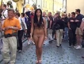 Morena boa pelada na rua, andando nua pela cidade