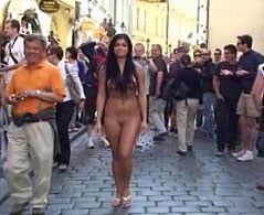 pelada na rua morena boa anda nua