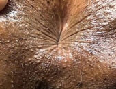 Nega abrindo o cu no close anal