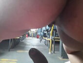 Gostosa no onibus vazio trepando