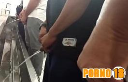 homens mijando flagra gay
