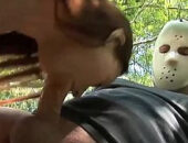 Sexo na floresta em porno de terror